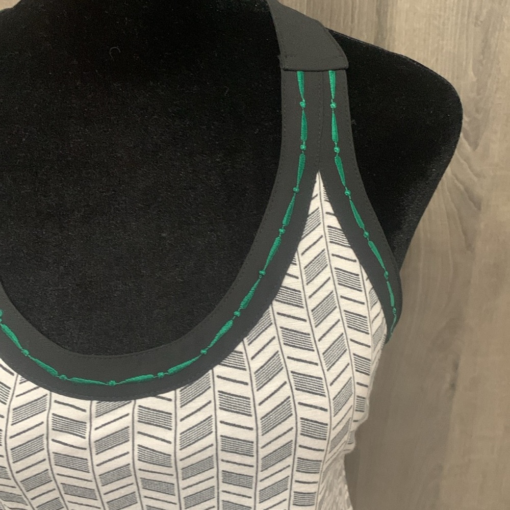 Candie's Scoop Neckline White & Black Geometric Design Tank Top Women's Size S - Picture 2 of 8